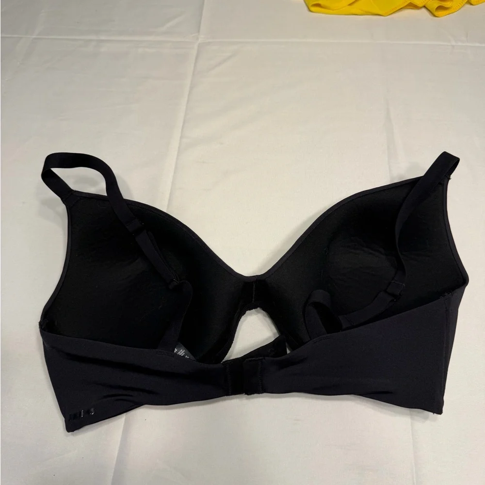 SKIMS Black Smooth Molded T-Shirt Bra - Picture 4 of 8